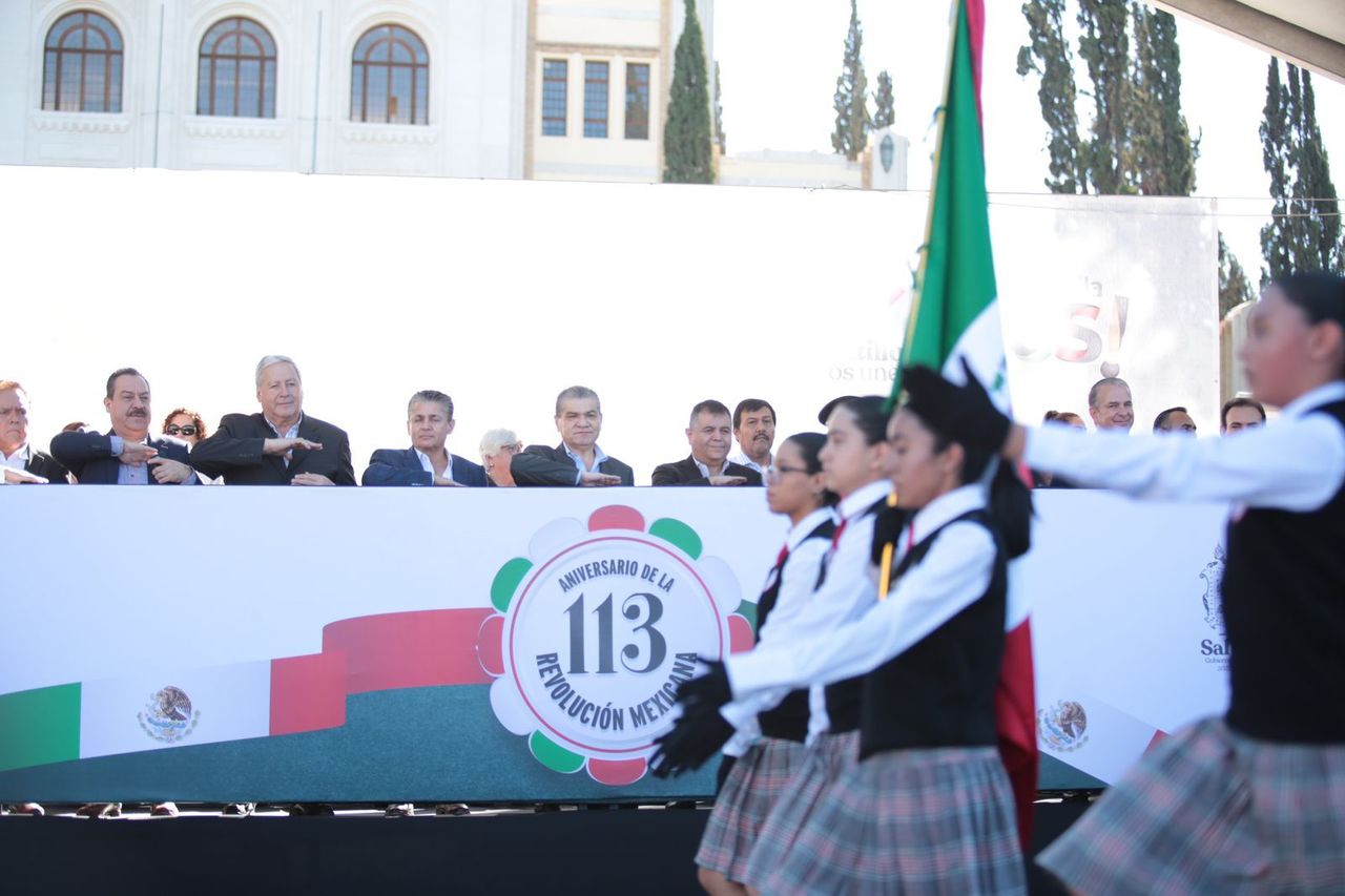 El desfile del 113 Aniversario del inicio de la Revolución Mexicana se celebró sobre el bulevar Venustiano Carranza, en Saltillo.