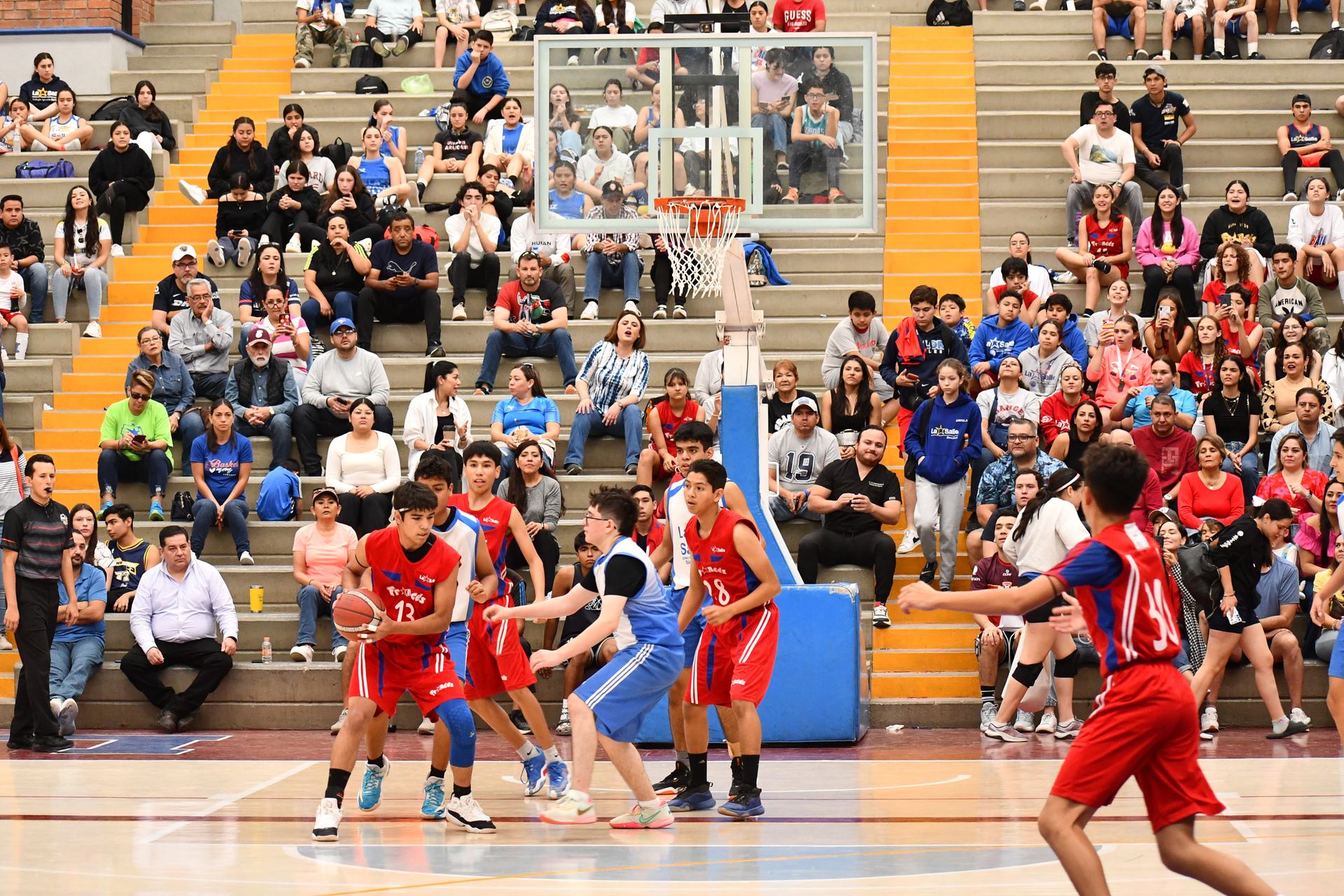 En el Gimnasio Charles Thierry del Francés de la Laguna, se llevaron ayer lunes varias de las finales de baloncesto. (Fotografías de Fernando Compeán)
