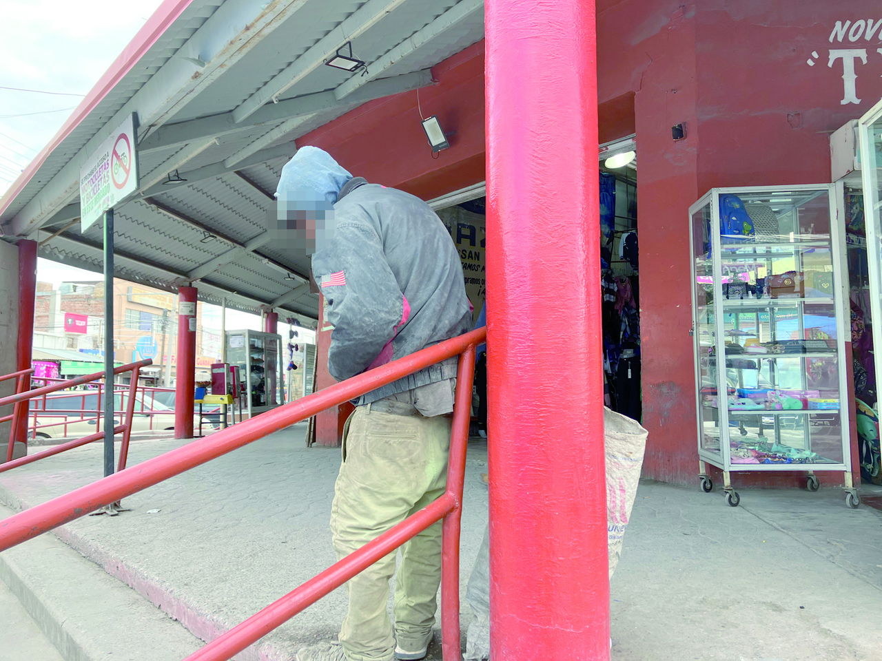 Las personas que deambulan en las calles se resisten a que los trasladen al albergue. (EL SIGLO DE TORREÓN)