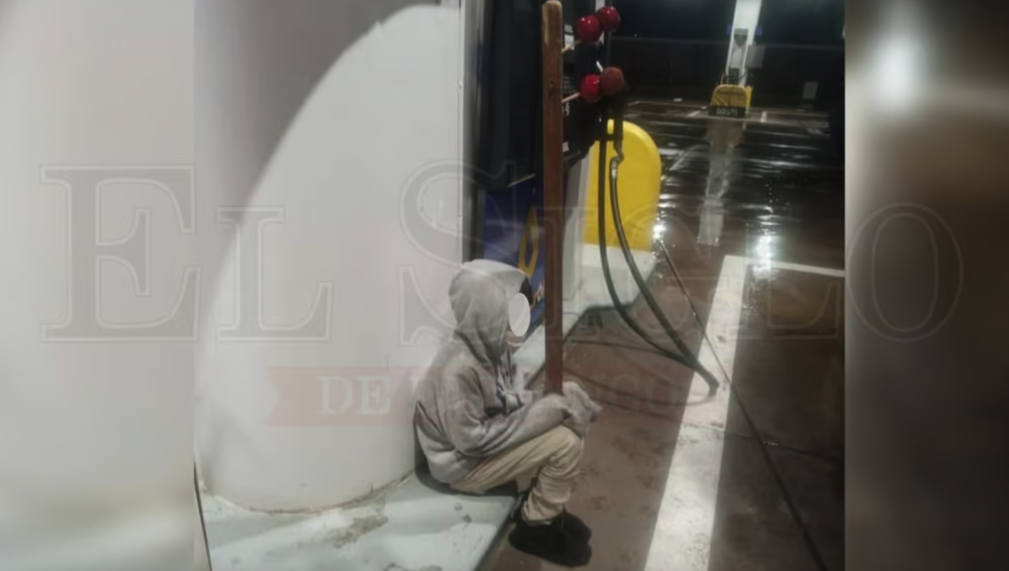 El niño vendía enmielados de manzana y soportaba las bajas temperaturas registradas en Durango.