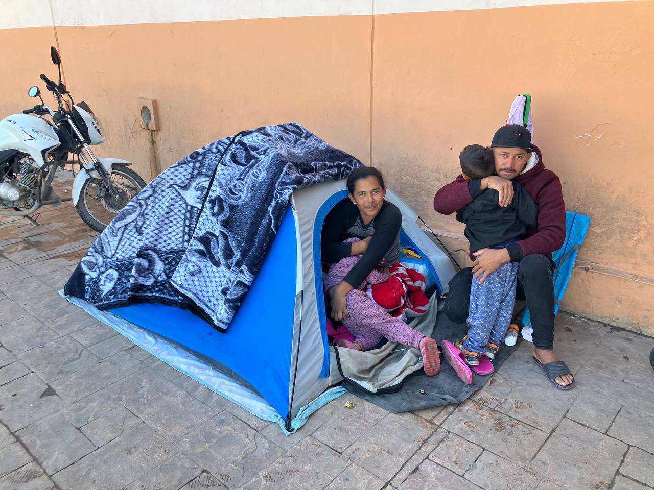 La familia de Dairo, pasa el día entero en una casa de campaña que instalaron a las afueras del área de Urgencias del Hospital General, ubicado a espaldas del Manto de la Virgen de Torreón.