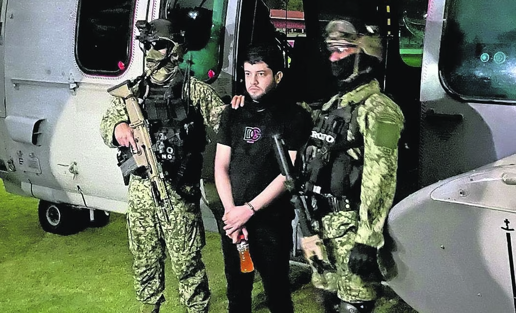 En una residencia cateada y asegurada en Culiacán, se encontraron sustancias químicas, un arma de fuego, se aseguró una camioneta y se detuvo a Kevin Daniel.