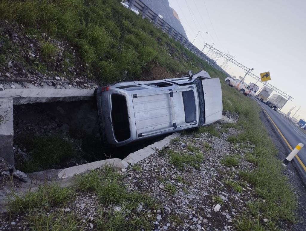 El conductor fue trasladado a un hospital para su atención médica. (EL SIGLO COAHUILA)