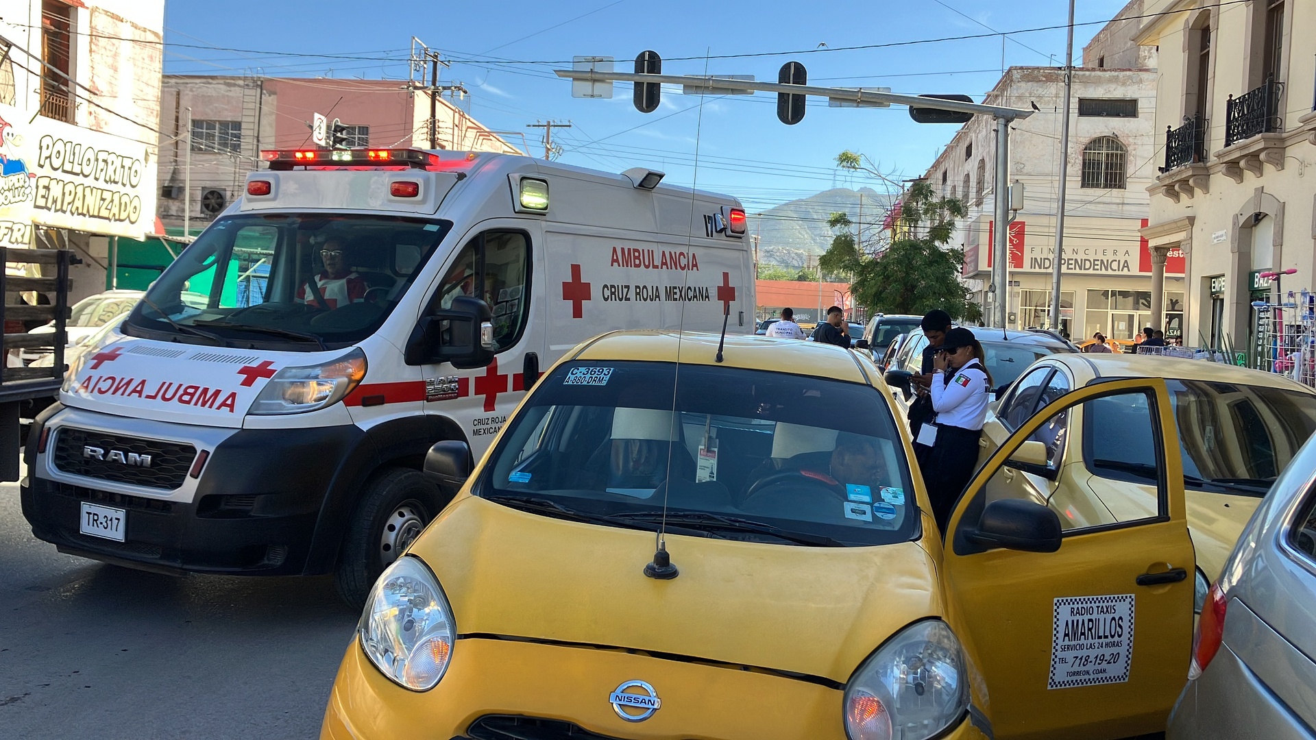 El taxista fue retenido por algunas personas que presenciaron el hecho. (EL SIGLO DE TORREÓN)