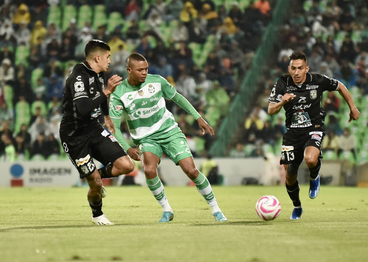 En la campaña regular, León derrotó 2-0 a los laguneros en el Corona, quienes jugaron con 10 hombres a partir del minuto 13, luego de la expulsión del zaguero ecuatoriano Félix Torres.