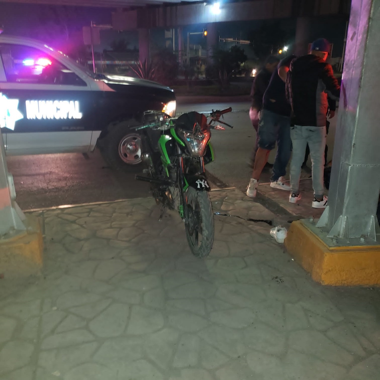 Los jóvenes lesionados viajaban a bordo de una motocicleta de la marca Italika de color verde con negro.