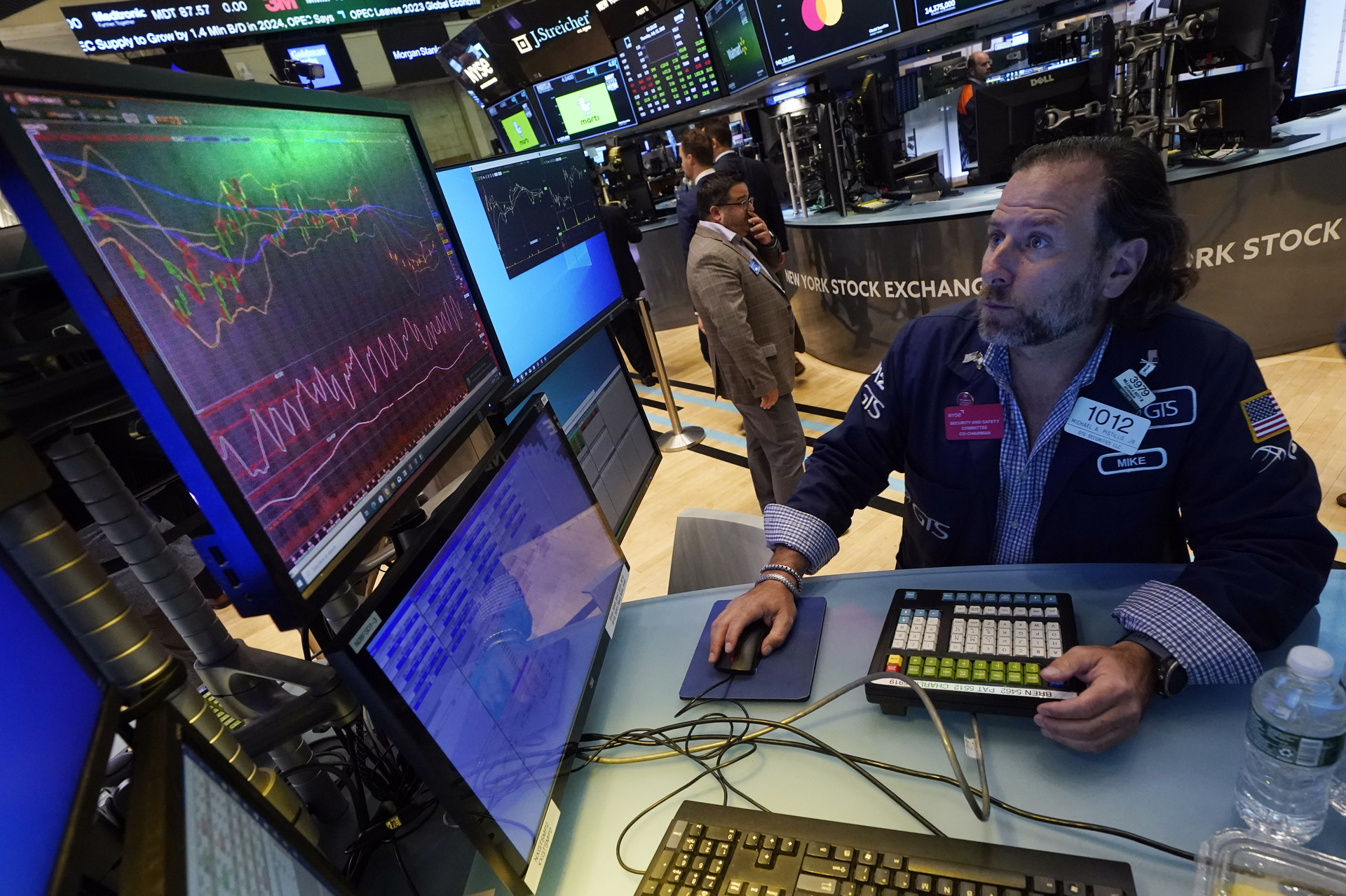Media hora después de la apertura en la Bolsa de Nueva York, el Dow Jones se situaba en 35,362 puntos, y el selectivo S&P 500 bajaba un 0.24 %, hasta 4,557 enteros. (ARCHIVO)