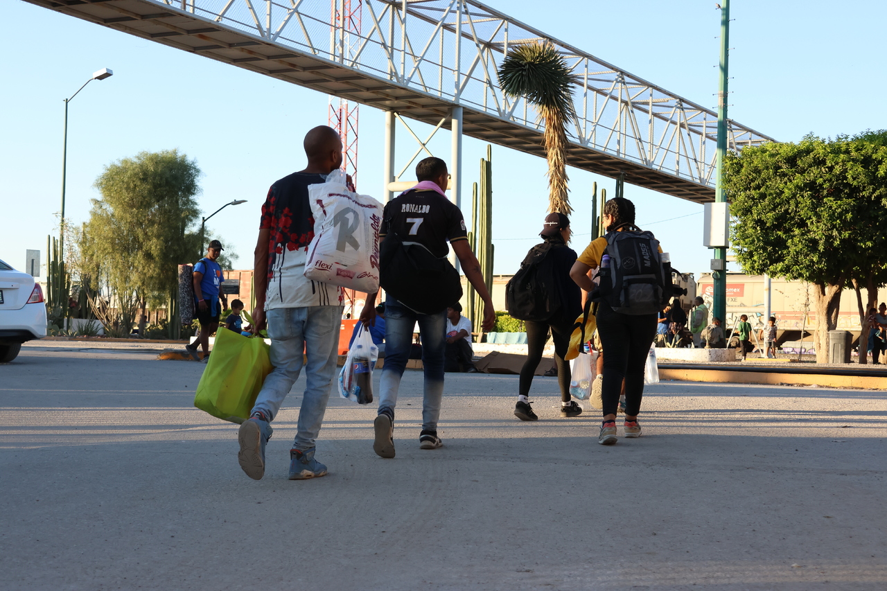 Migrantes acceden a ocupar los albergues por poco tiempo, ante el temor de que los deporten. (EL SIGLO DE TORREÓN)