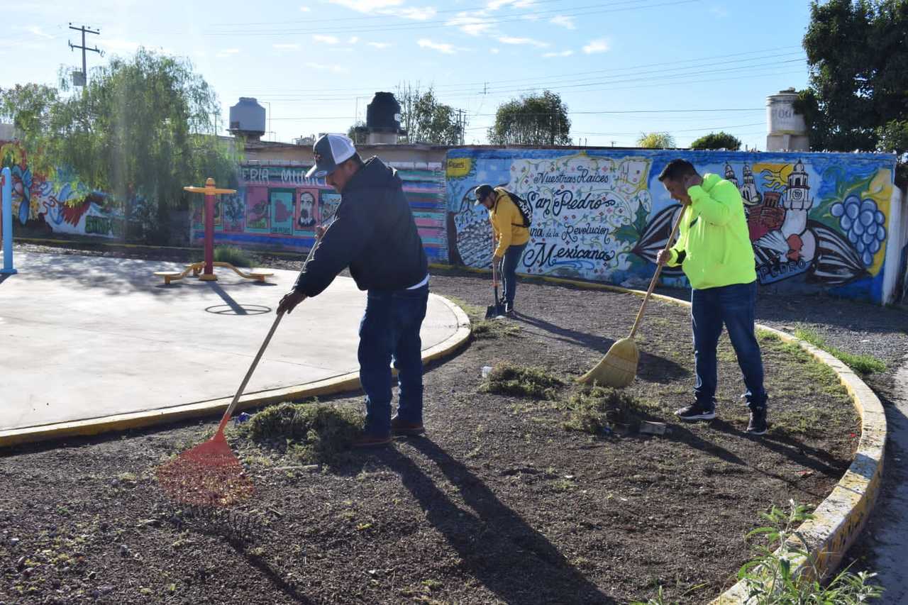 Los grupos de trabajadores se encargaron de embellecer diferentes lugares emblemáticos. (EL SIGLO DE TORREÓN)