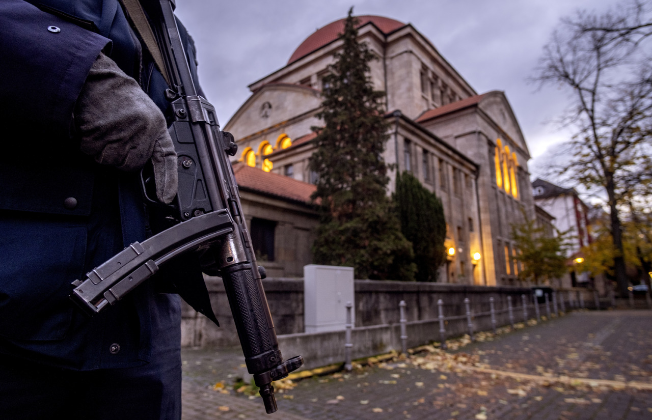 Policía alemán monta guardia frente a una sinagoga. (ARCHIVO)