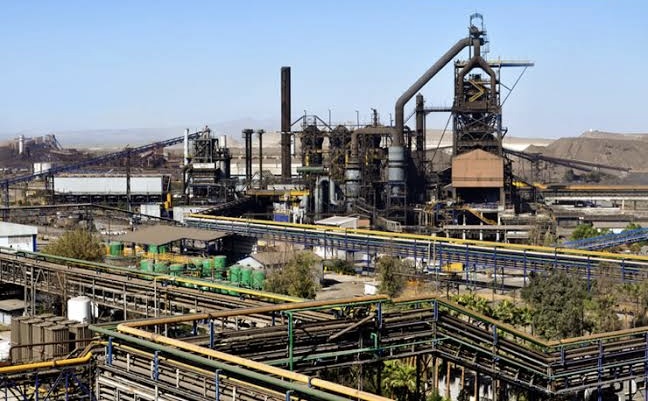 Quienes realizan los trabajos dentro de la acerera son empleados de confianza de AHMSA. (SERGIO A. RODRÍGUEZ)