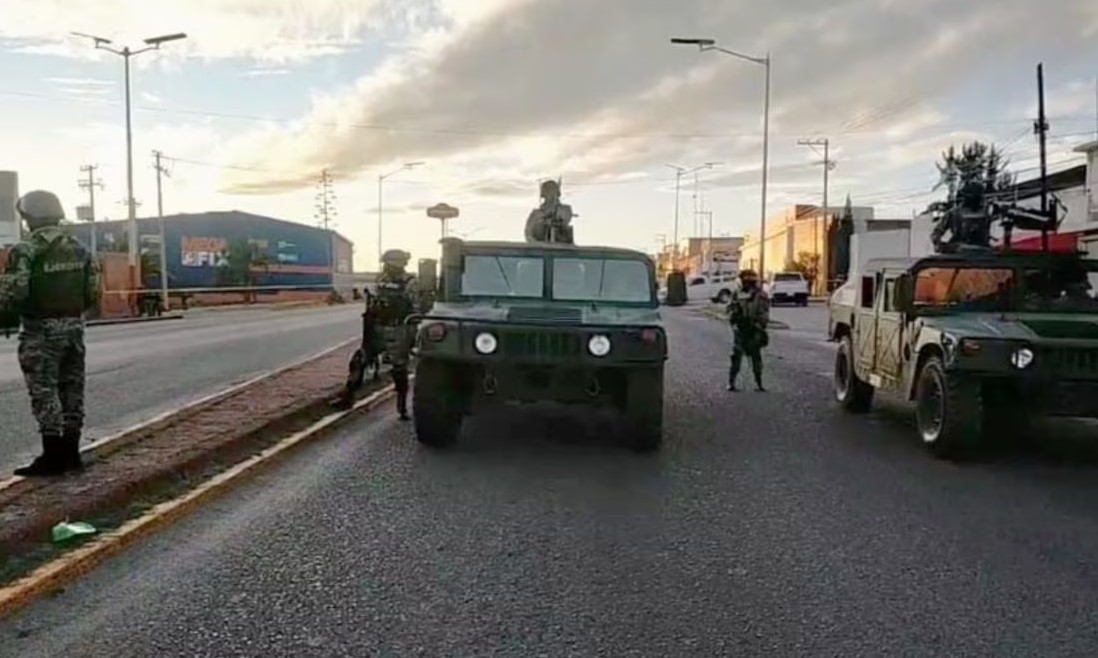 En las primeras versiones se ha mencionado que el ataque armado ocurrió cuando el jefe policiaco viajaba en una de las patrullas. (EL UNIVERSAL)