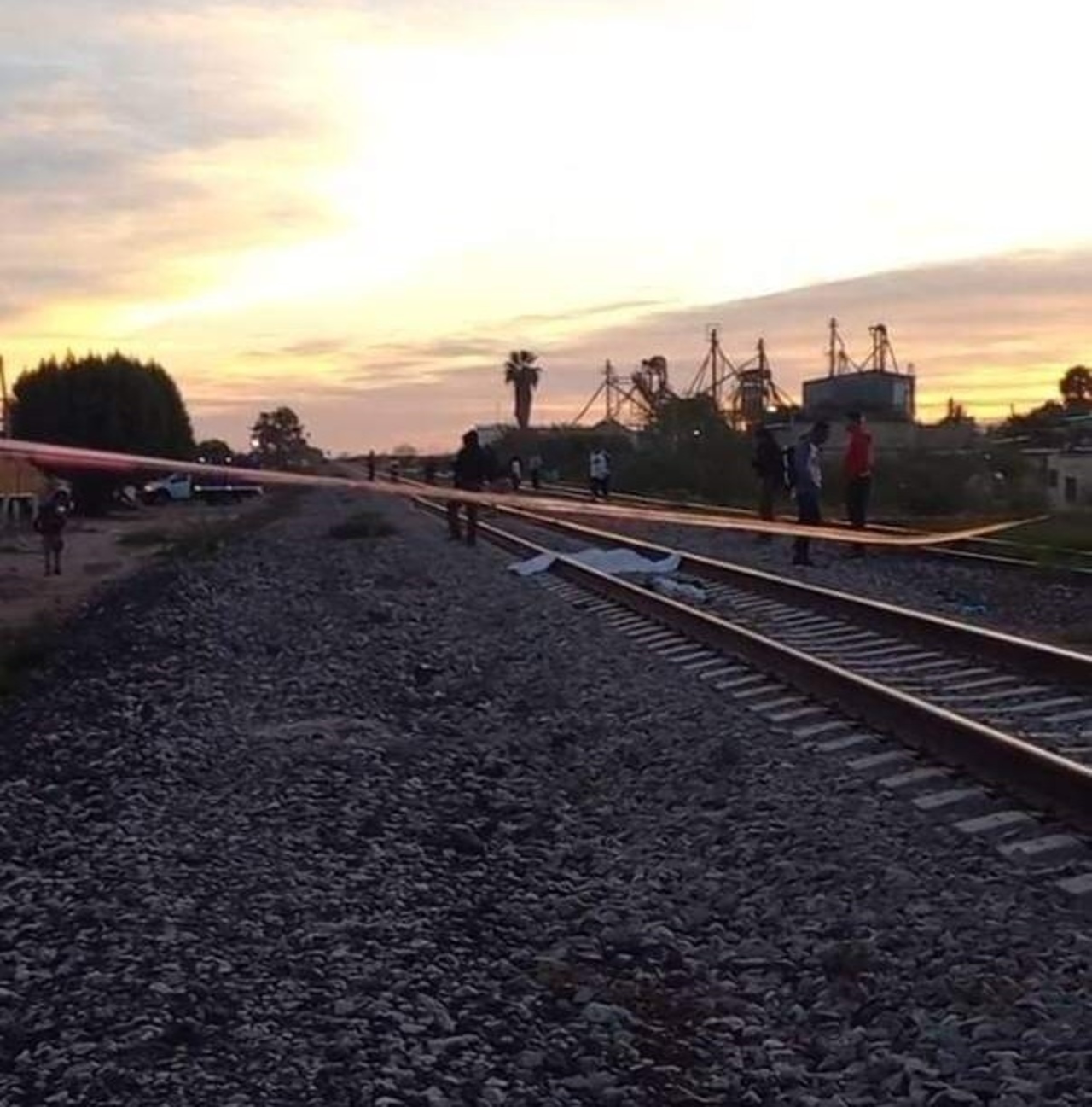 El hallazgo se realizó en medio de las vías del tren que pasa entre las colonias Montemayor y 2 de Marzo.