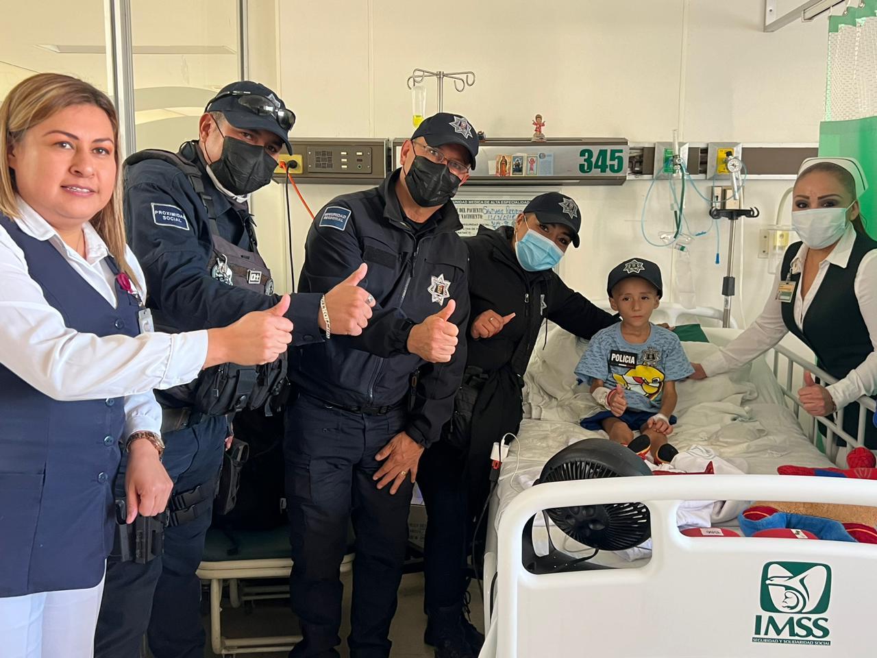 Elementos de Seguridad de Gómez Palacio visitaron al pequeño Santiago, a quien le obsequiaron una gorra.