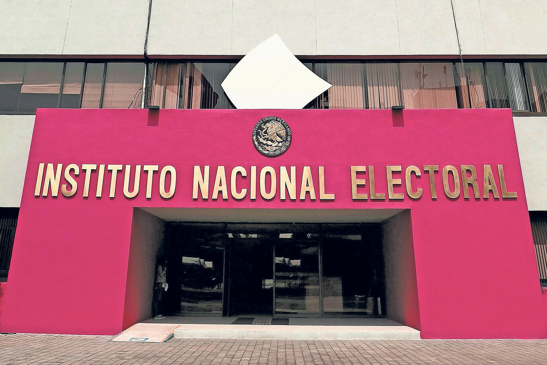 El ejercicio del derecho a la información se realiza por medio de la consulta a documentos y archivos.