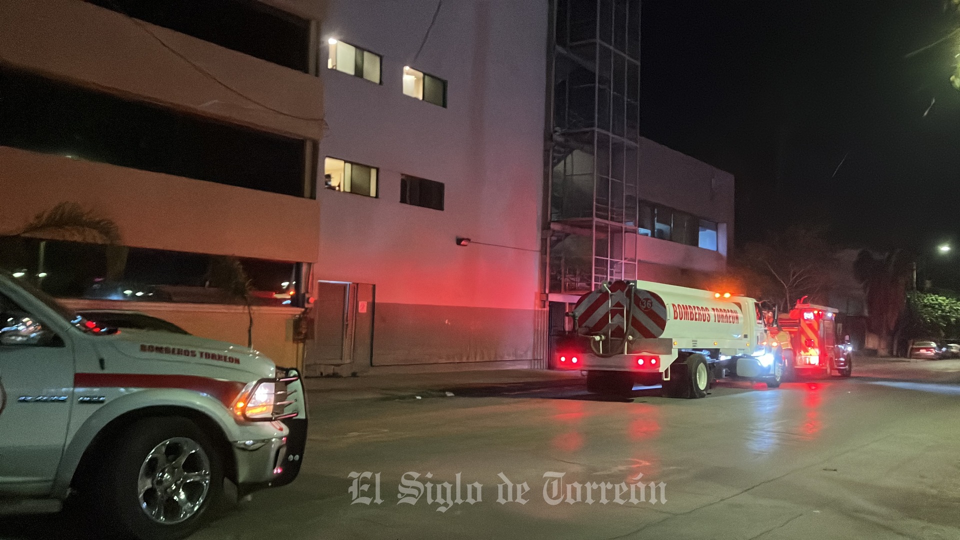 El conato de incendio que se registró este sábado en la planta baja del edificio del ISSSTE, en Torreón, fue debido a que una persona lanzó un artefacto elaborado con pólvora; una palomita o un cohete, incluso hay videos que captaron el hecho, que alcanzaron a tomar familiares de pacientes que se encontraban consumiendo alimentos, frente al edificio.