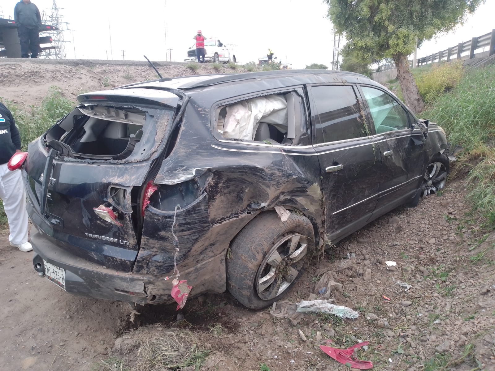 Paramédicos de la Cruz Roja de Gómez Palacio llegaron al lugar con la intención de brindar los primeros auxilios al conductor. (EL SIGLO DE TORREÓN)