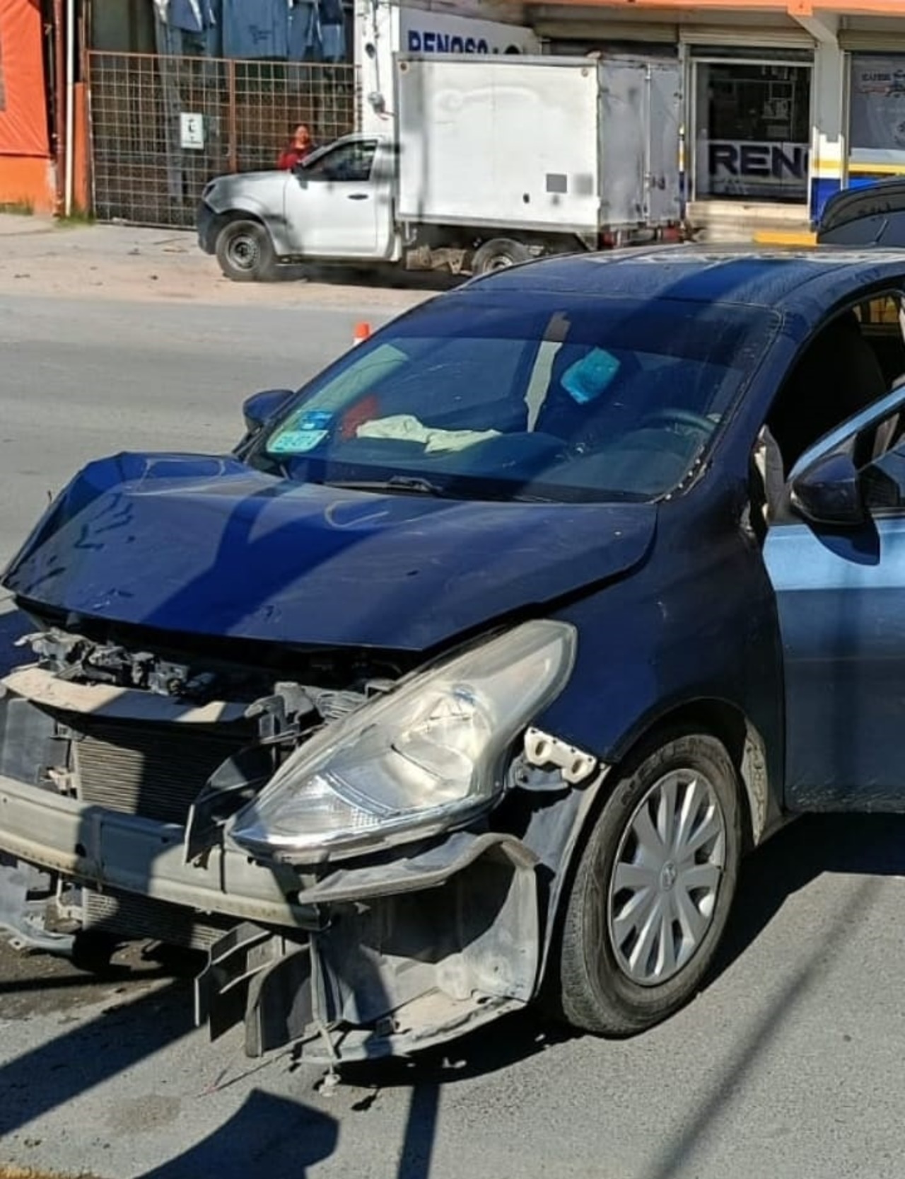 Vehículo y camión de valores colisionan en Gómez Palacio.