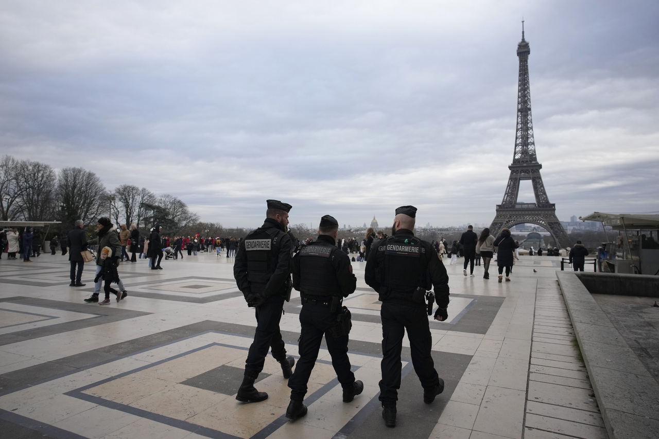Gendarmes franceses patrullan cerca de la Torre Eiffel. (ARCHIVO)