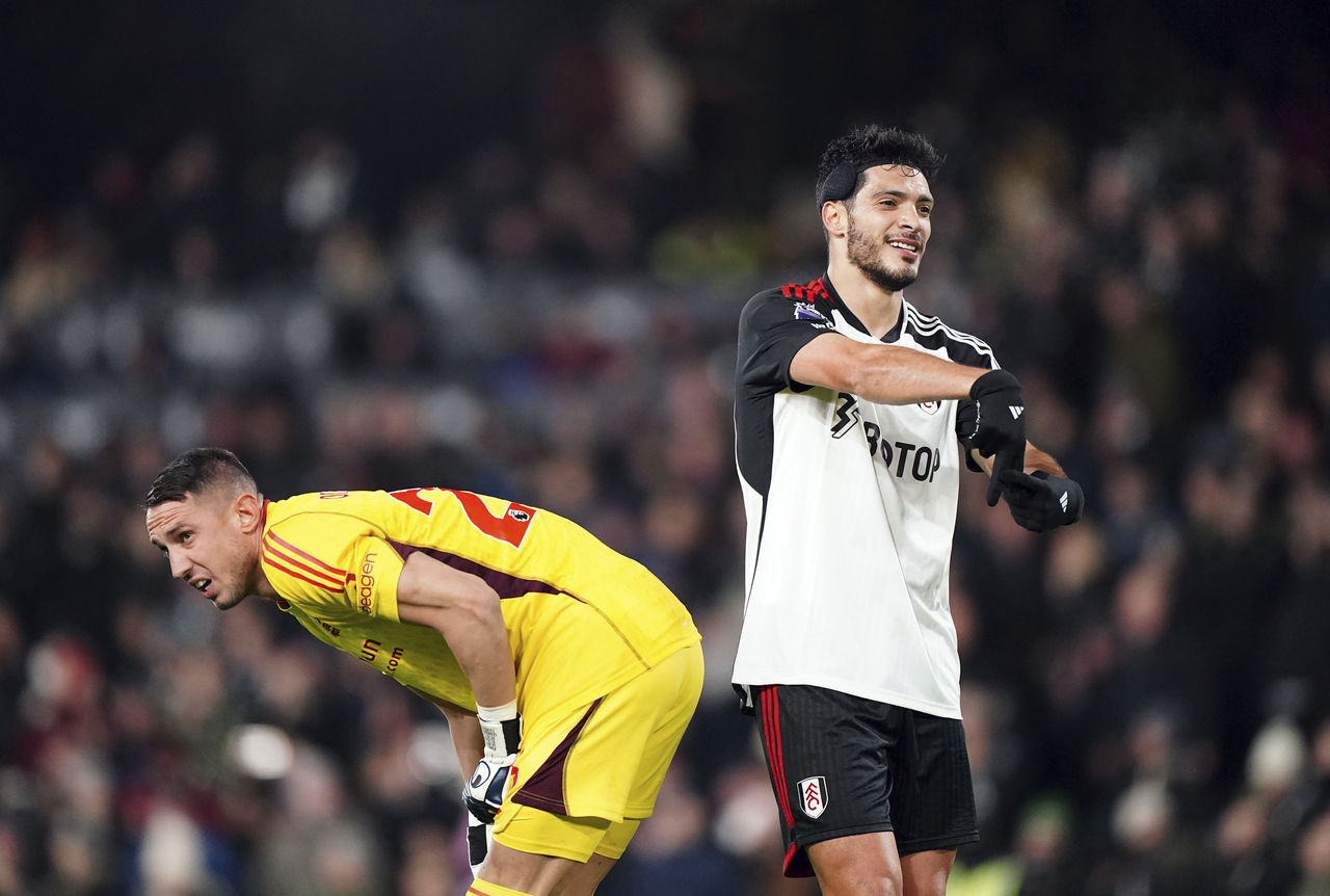 Raúl Jiménez celebra luego de marcar su primero de dos tantos, en la goleada del Fulham 5-0 sobre Nottingham Forest.