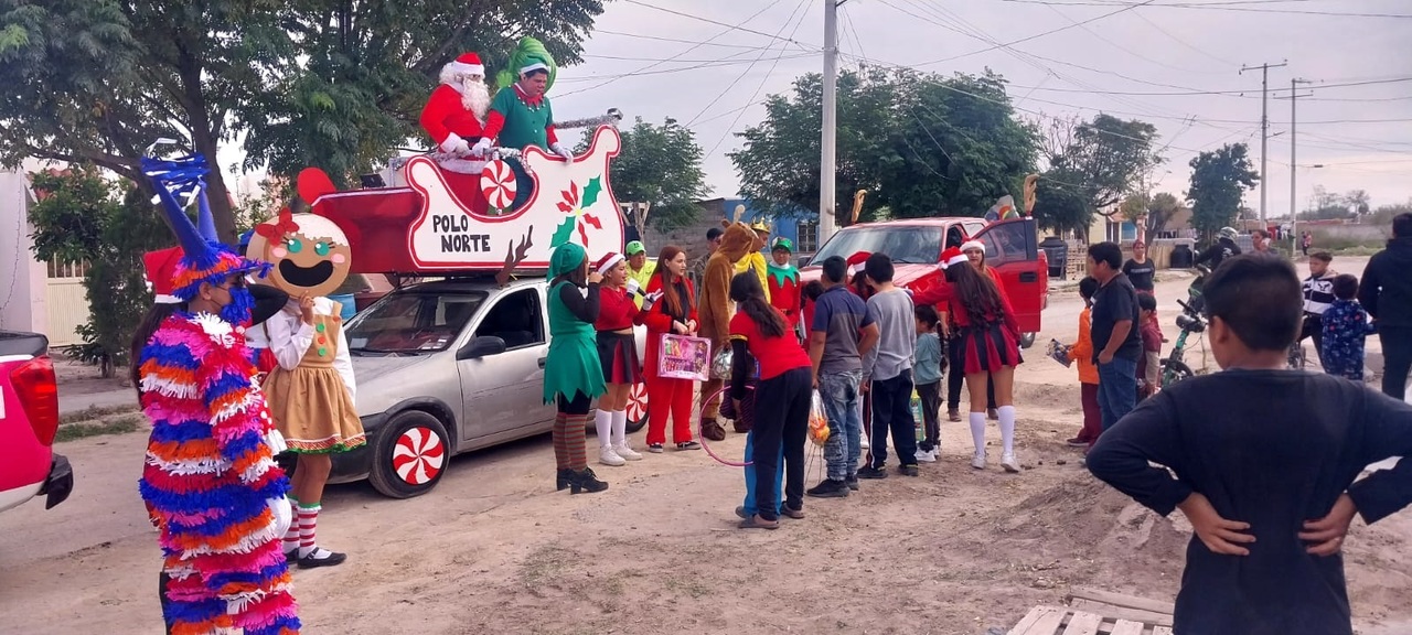 Los policías se organizaron con alumnos para llevar juguetes. (EL SIGLO DE TORREÓN)