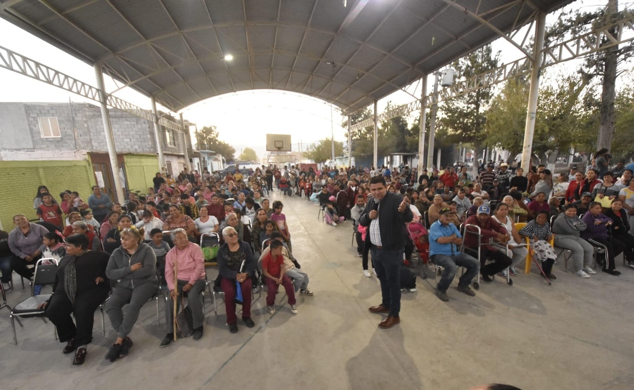 Homero Martínez anunció que se mantendrá el impulso al desarrollo de esta comunidad. (CORTESÍA)