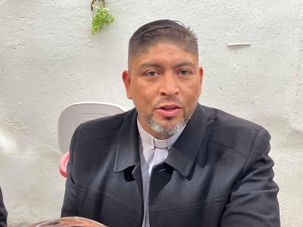 Luis Martín Lugo Cervantes, párroco de Nuestra Señora de Guadalupe en Lerdo, comentó que en la actualidad se ha perdido el verdadero sentido para convertirse en fiestas llenas de excesos. (GUADALUPE MIRANDA) 