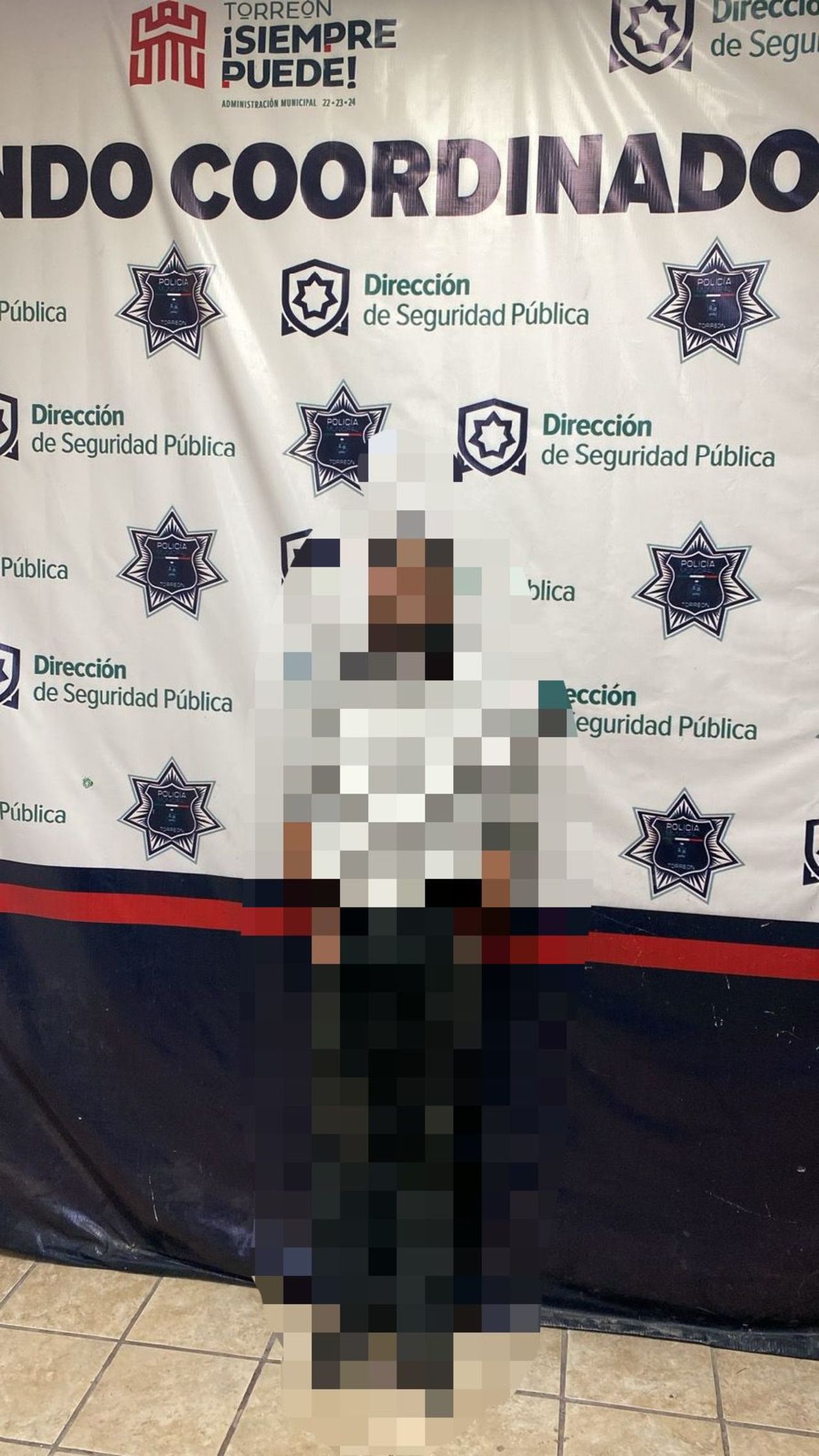 El hombre trató de retirarse de la tienda sin pagar los artículos.