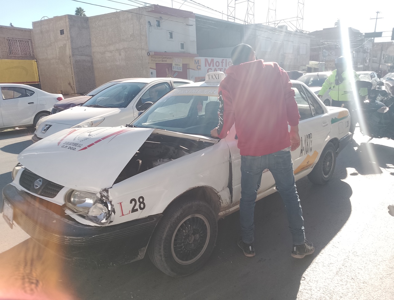 La conductora circulaba sobre la avenida Francisco I. Madero e iba a ingresar a un estacionamiento cuando chocó con el taxi.