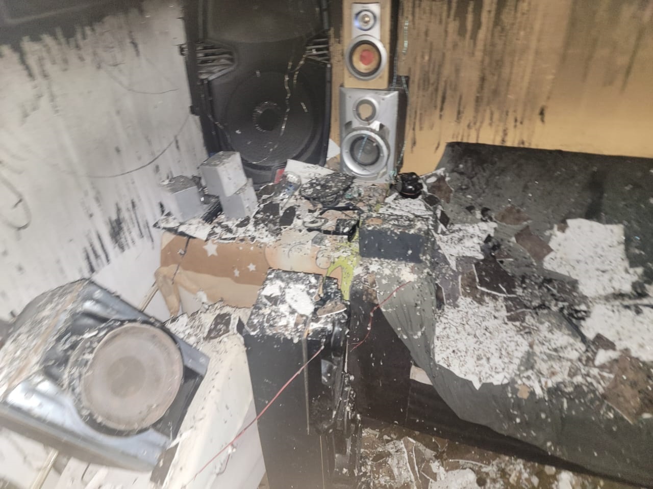 El fuego causó daños en dos recámaras y parte de la cocina.