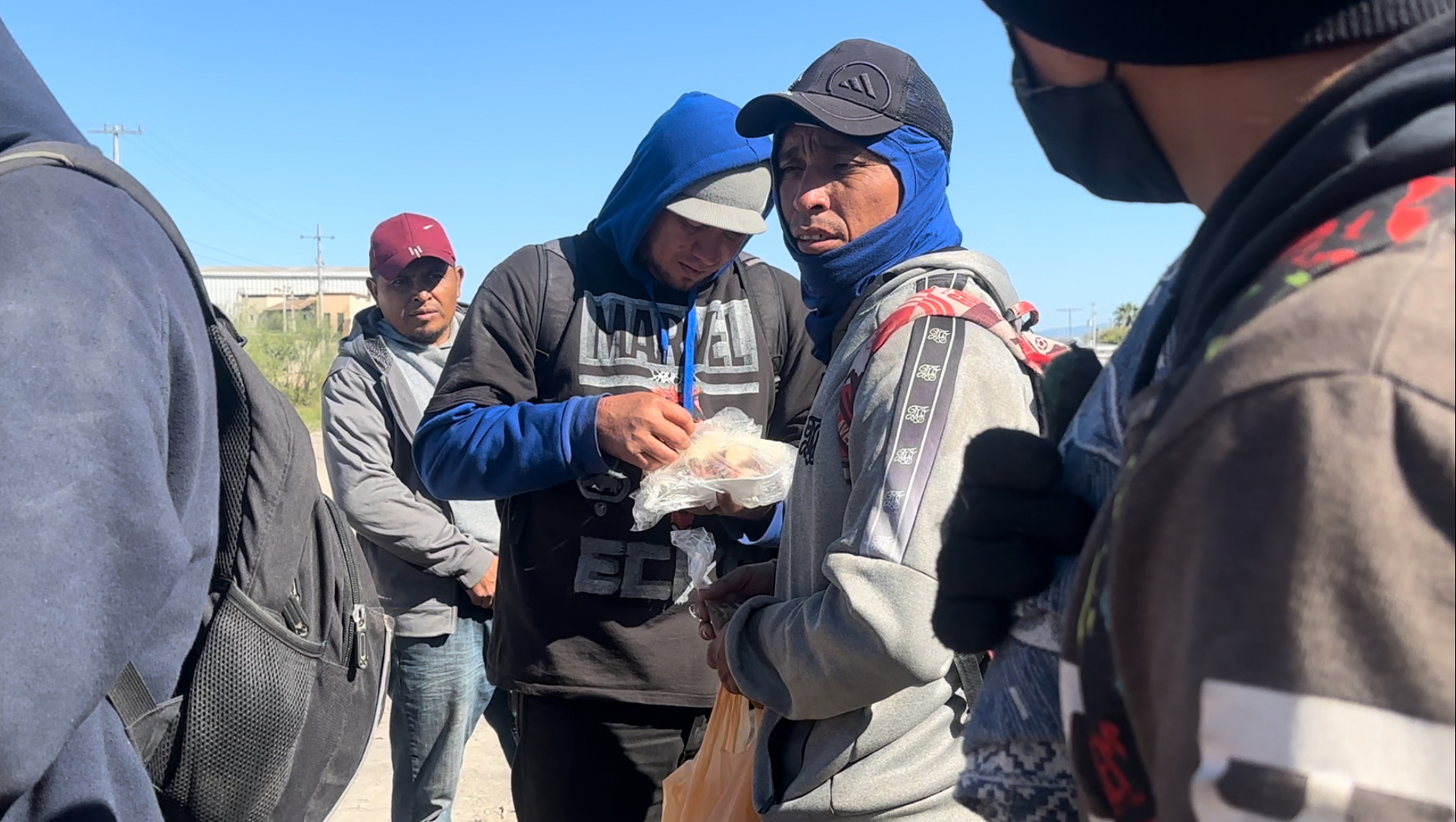 La Casa del Migrante les llevó comida a los desplazados en las cercanías de las paralelas. (SERGIO A. RODRÍGUEZ)