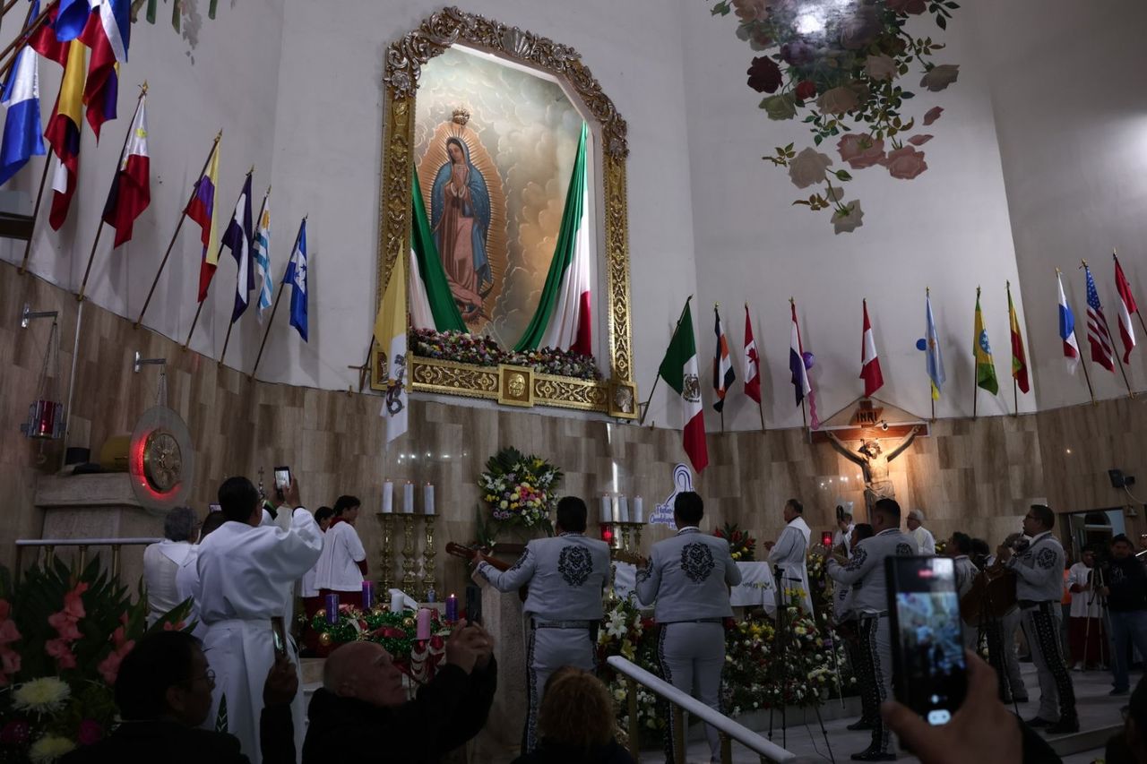 Fieles acuden a celebración de la misa de gallo a la iglesia de Nuestra Señora de Guadalupe. (VAYRON INFANTE)