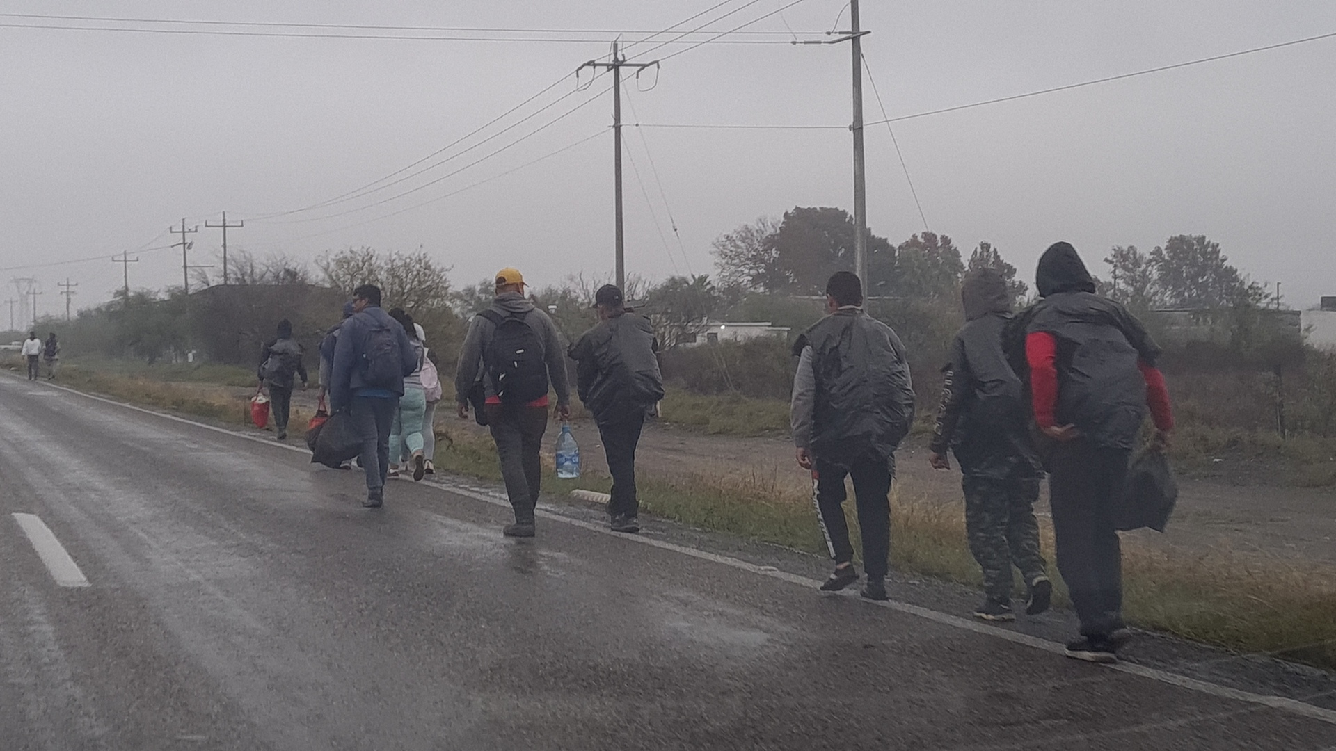 Inclusive refirió que vieron a una familia que dormía en la orilla de la carretera. (RENÉ ARELLANO)