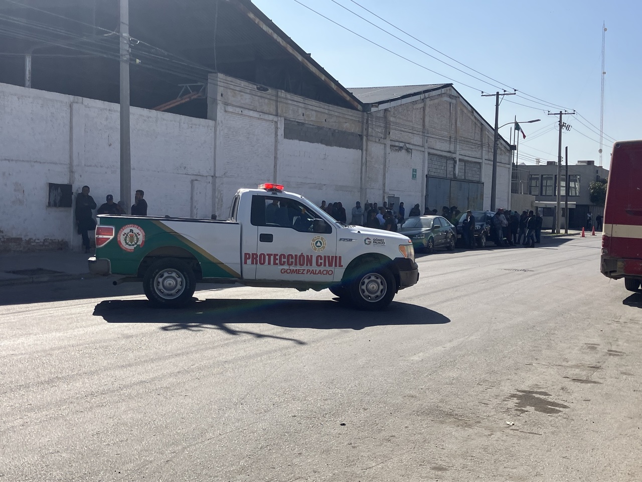 Elementos del cuerpo de Bomberos arribaron al sitio a fin de controlar la emergencia registrada el pasado jueves en Gómez P.