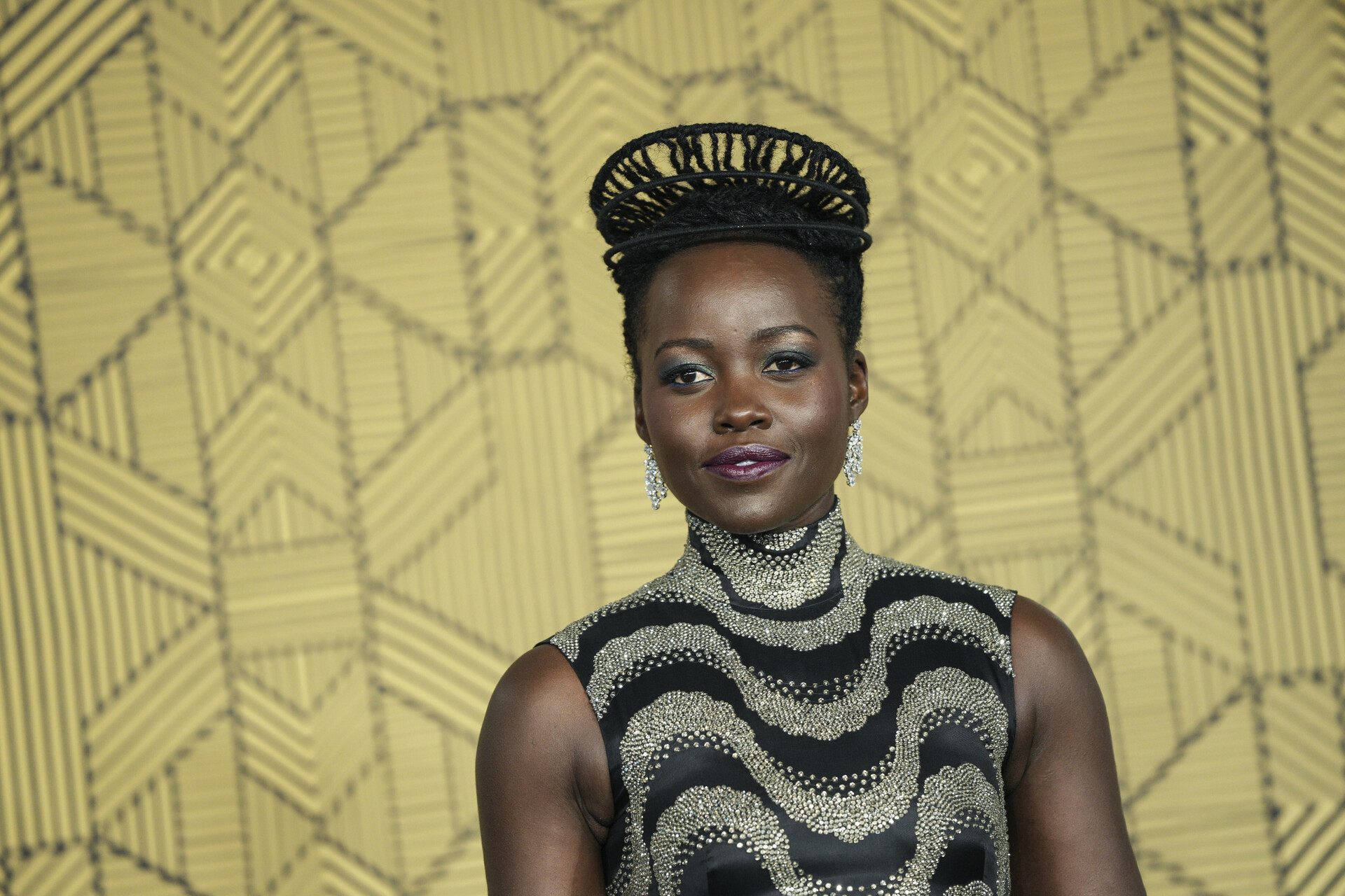ARCHIVO - Lupita Nyong'o posa a su llegada al estreno de la película 'Black Panther: Wakanda Forever' en Londres, el jueves 3 de noviembre de 2022. Nyong'o presidirá el jurado en el Festival Internacional de Cine de Berlín en febrero de 2024, anunciaron los organizadores el lunes 11 de diciembre de 2023. (Foto Scott Garfitt/Invision/AP, archivo)