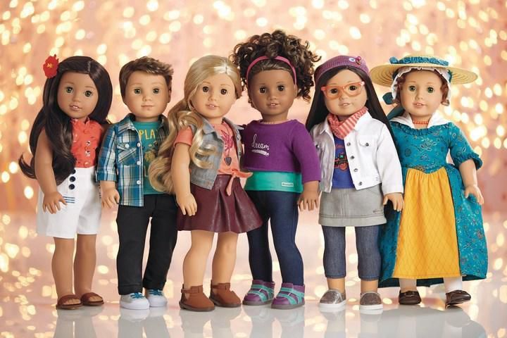 Se trata de las muñecas American Girl, la cual se lanzó en los años 80, son populares puesto que representan diferentes épocas de la historia estadounidense. 