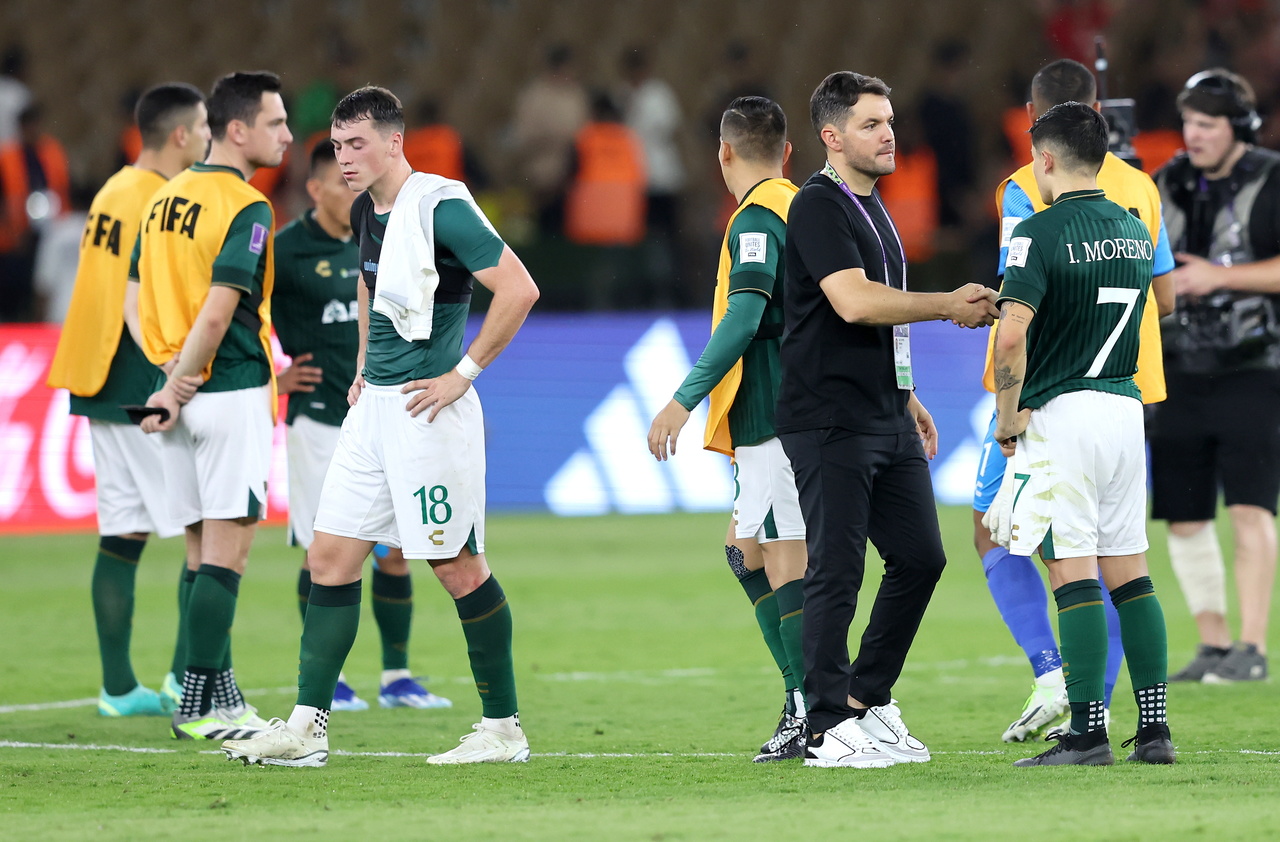 Nicolás Larcamón agradece a los jugadores luego de la derrota del León 1-0 contra el Urawa Reds en el Mundial de Clubes (EFE)