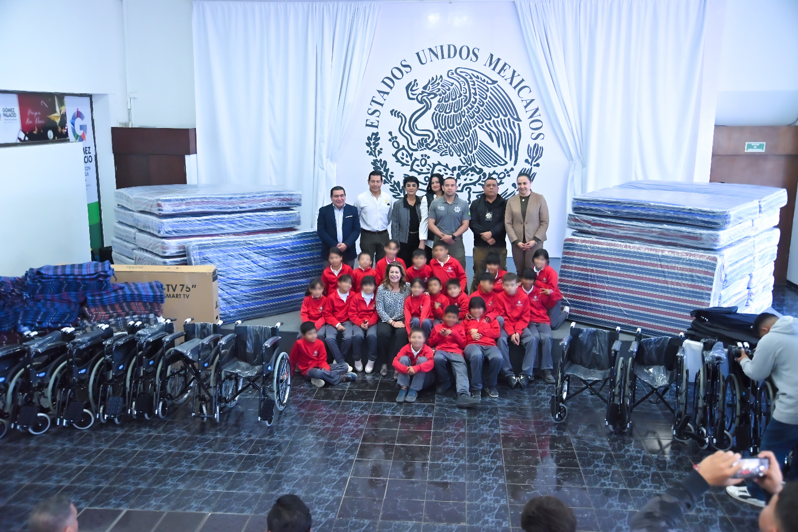 La alcaldesa culminó con una foto con los niños del internado y quienes hicieron llegar estos donativos. (CORTESÍA)