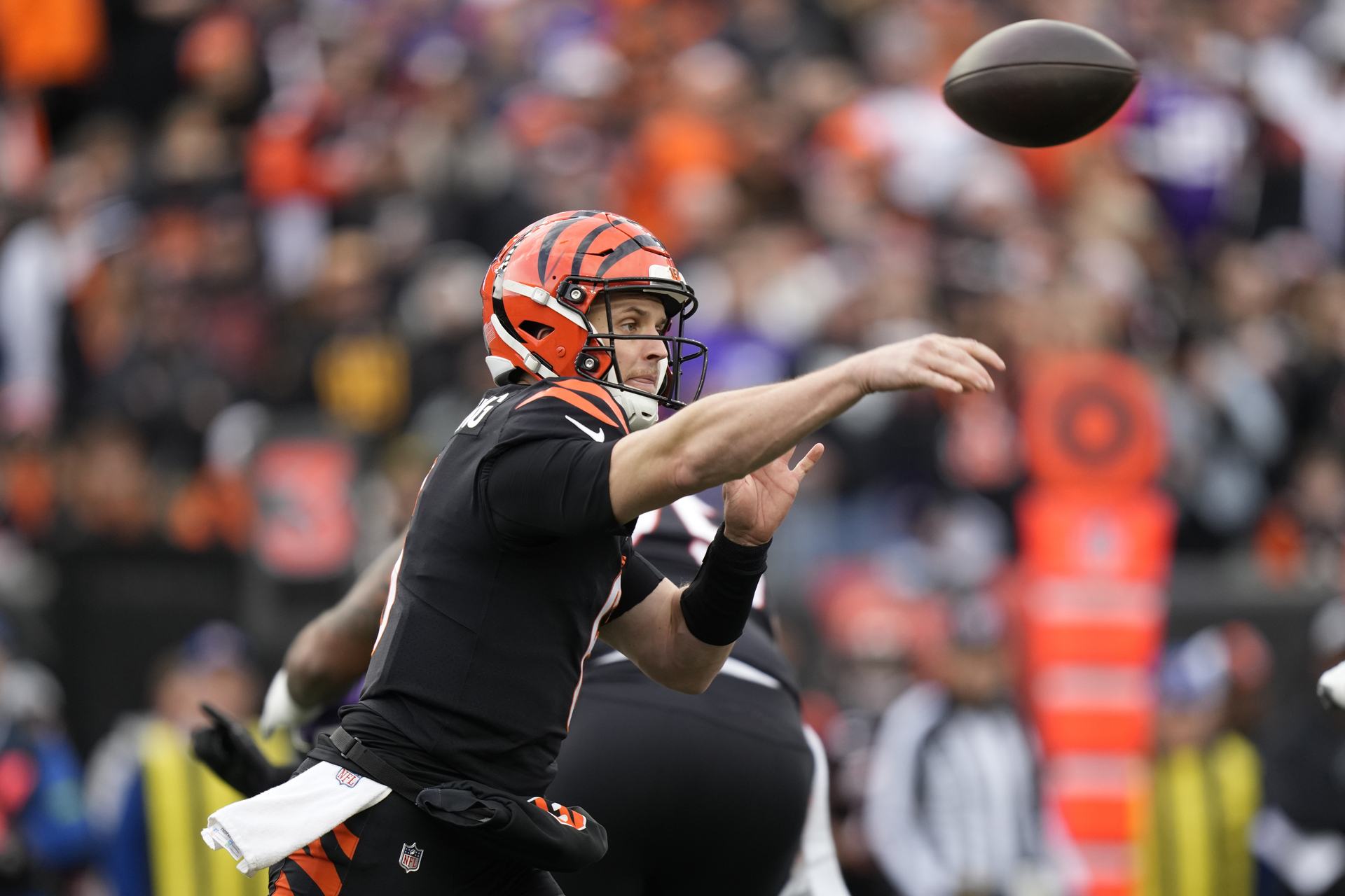 Jake Browning, de los Bengals de Cincinnati, lanza un pase durante el encuentro del sábado 16 de diciembre de 2023, ante los Vikings de Minnesota (AP Foto/Carolyn Kaster)