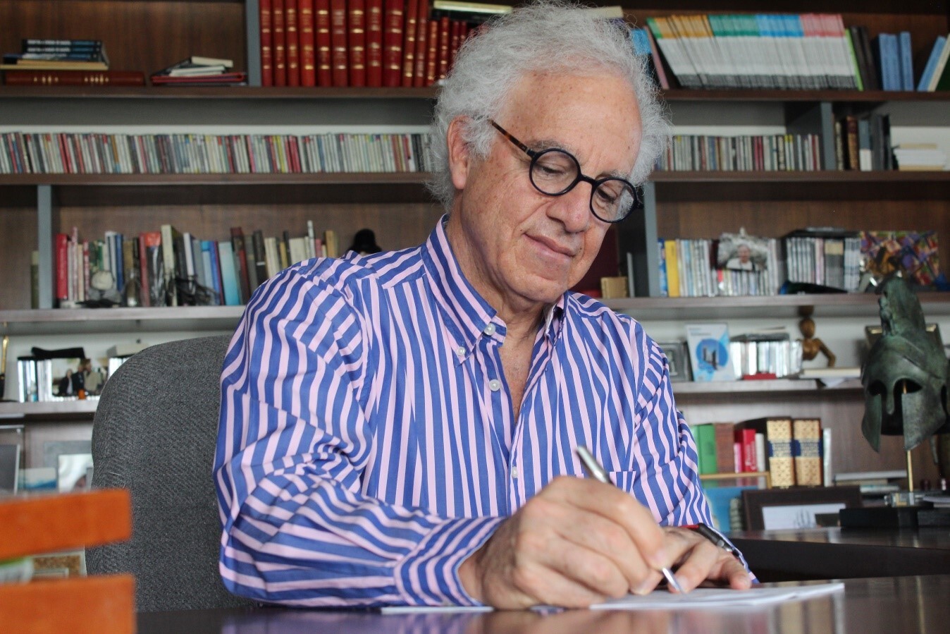 El escritor mexicano Francisco Martín Moreno ha decidido tomar distancia respecto a la política y la historia, descansar, tomarse un respiro y dirigir su escritura a un lugar más lúdico como lo es la ficción a secas