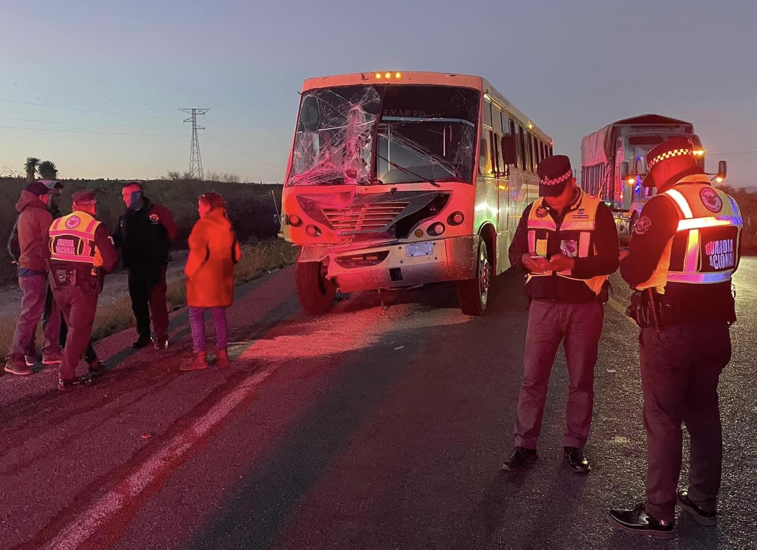 Tanto los paramédicos del Cuerpo de Bomberos como los de la Cruz Roja de Saltillo y Zacatecas evaluaron a los pasajeros. (EL SIGLO DE TORREÓN)