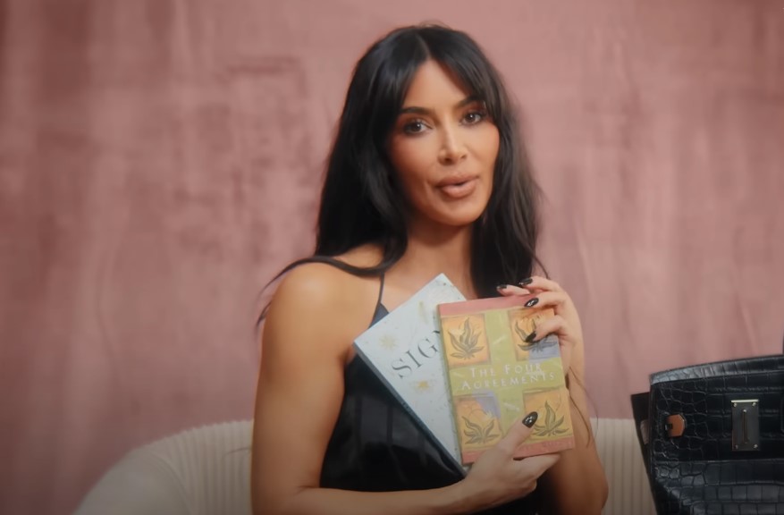 La empresaria y estrella de reality show Kim Kardashian compartió para un medio italiano sus lecturas de aeropuerto y para sorpresa de muchos, uno de los libros que carga para leer entre vuelos es de un escritor mexicano.