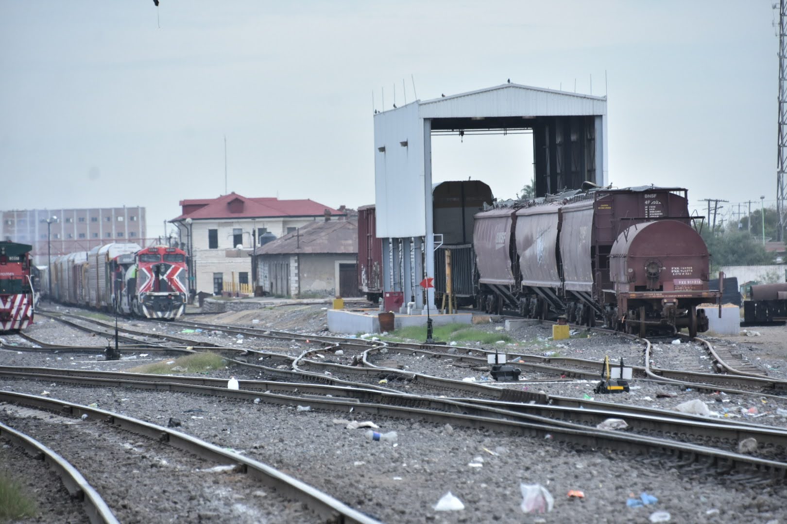 Un grupo de venezolanos encontrado en las vías del ferrocarril en Ciudad Frontera, a 226 kilómetros por las vías a Piedras Negras, indicó que fueron bajados del ferrocarril en Estación Marte. (EL SIGLO DE TORREÓN)