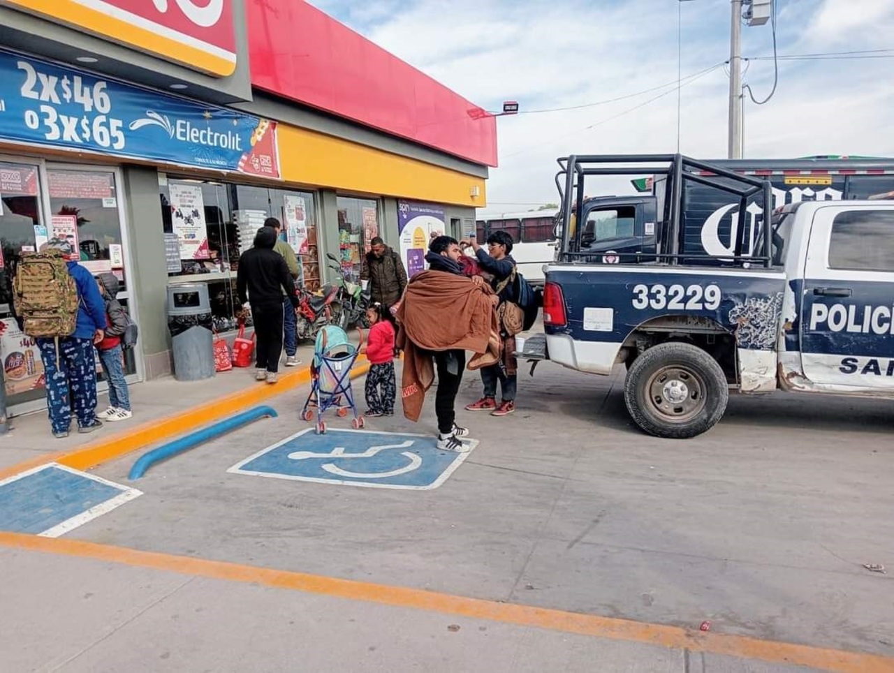 Migrantes recibieron apoyo de alimentos y bebidas calientes, por parte de elementos de la Policía Municipal. (EL SIGLO DE TORREÓN)