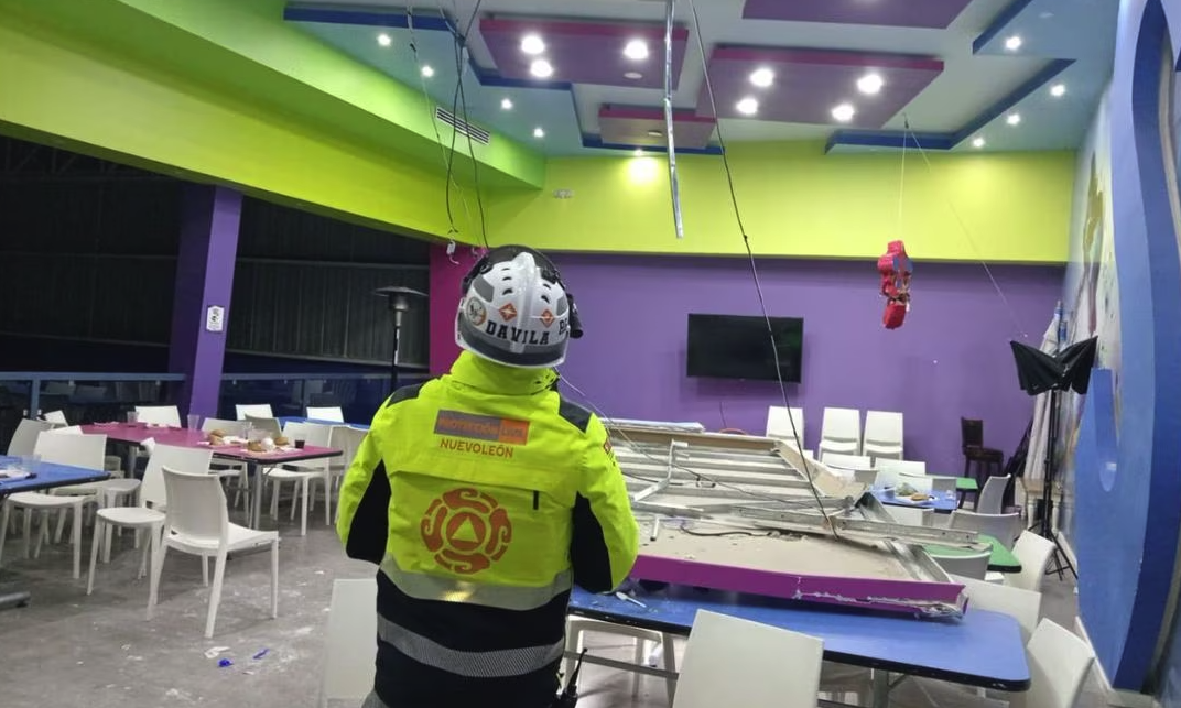 Un plafón de dos metros de ancho por siete de largo cayó en un salón de fiestas infantiles en Monterrey, hubo cinco personas lesionadas.