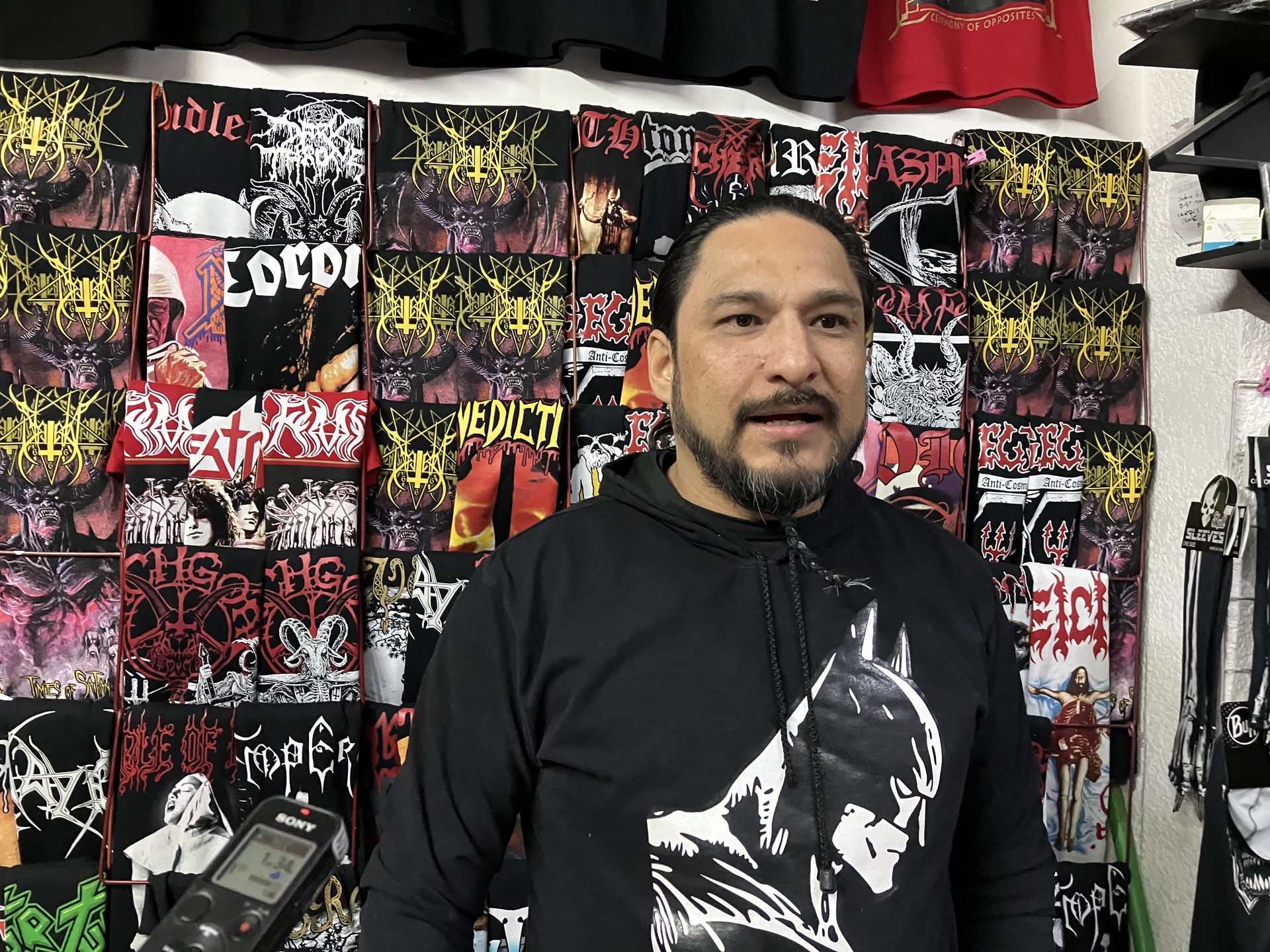 Este año cumplen 16 ediciones de la colecta que realizan cada año un grupo de rockeros y de luchadores. (EL SIGLO DE TORREÓN)