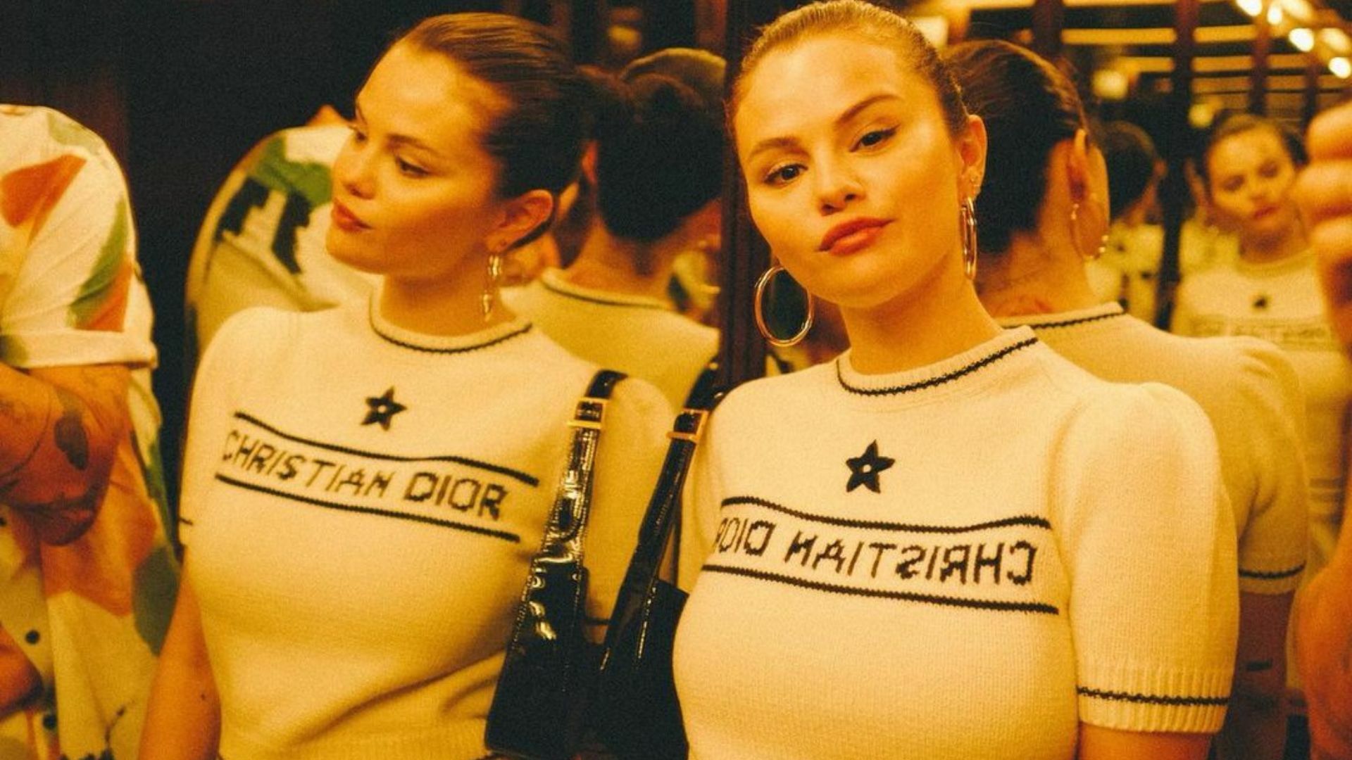 Selena Gomez inspira con increíbles 'looks' decembrinos en la portada de Vogue