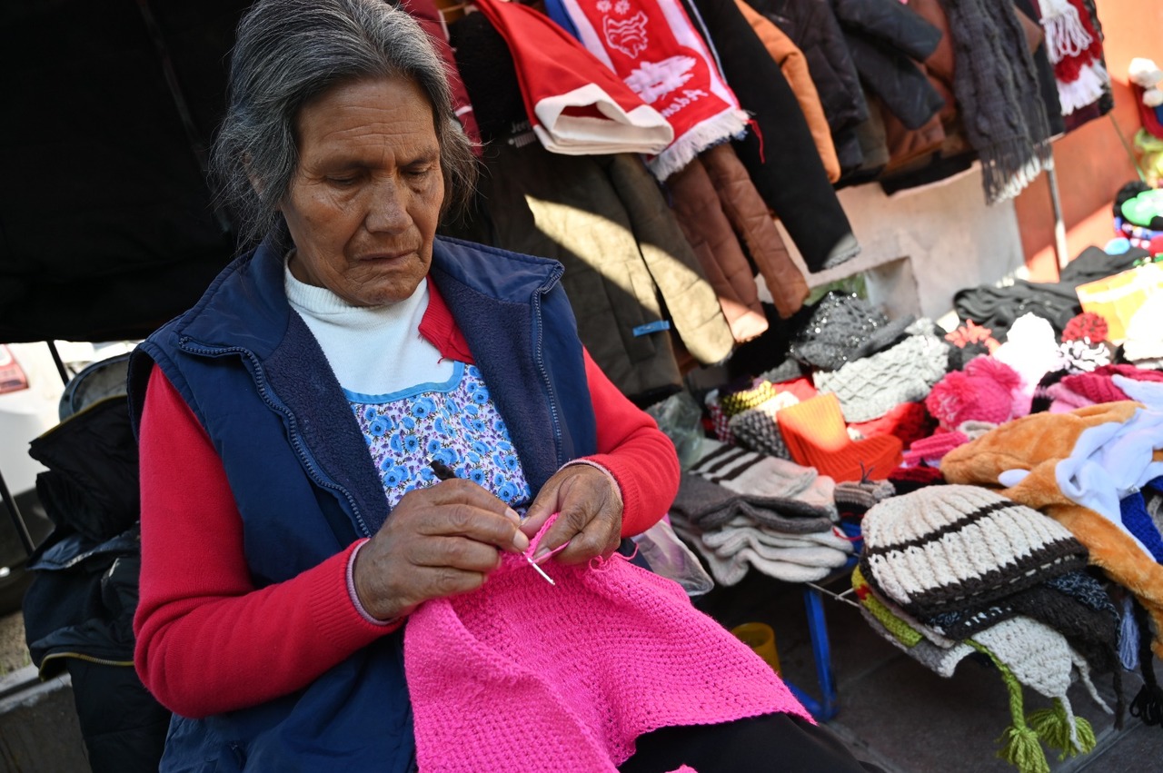 Desde hace 30 años, María Teresa viaja a la región Laguna para ofrecer sus artesanías en esta temporada invernal. (VERÓNICA RIVERA / EL SIGLO DE TORREÓN)
