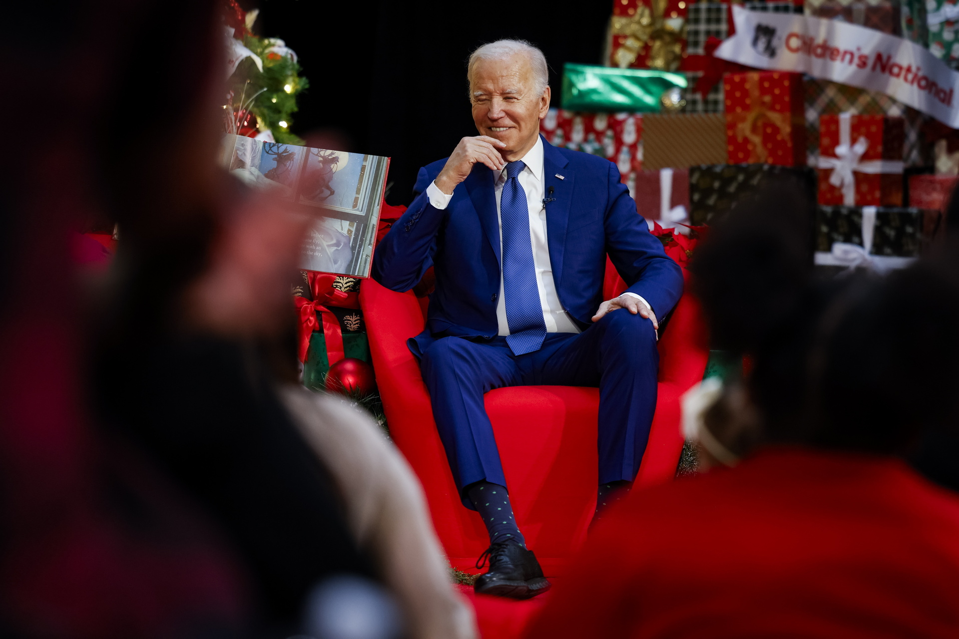 Días atrás, Biden recibió en la Casa Blanca a la cantante Mariah Carey y juntos escucharon su emblemática canción navideña 'All I want for Christmas is you'. (ARCHIVO)