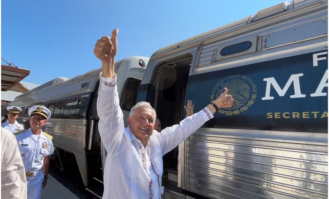 El presidente Andrés Manuel López Obrador, supervisa la obra ferroviaria desde el puerto veracruzano a Teapa, Tabasco, su estado natal. (ESPECIAL)